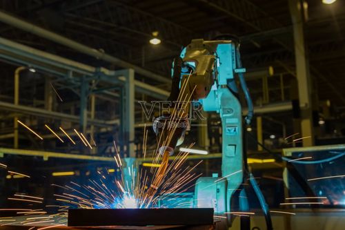 工业机器人是在汽车工业工厂焊接汽车零件